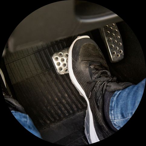 Tespads Manual testing guide Image of manual car pedals with someone with their feet on the pedals.